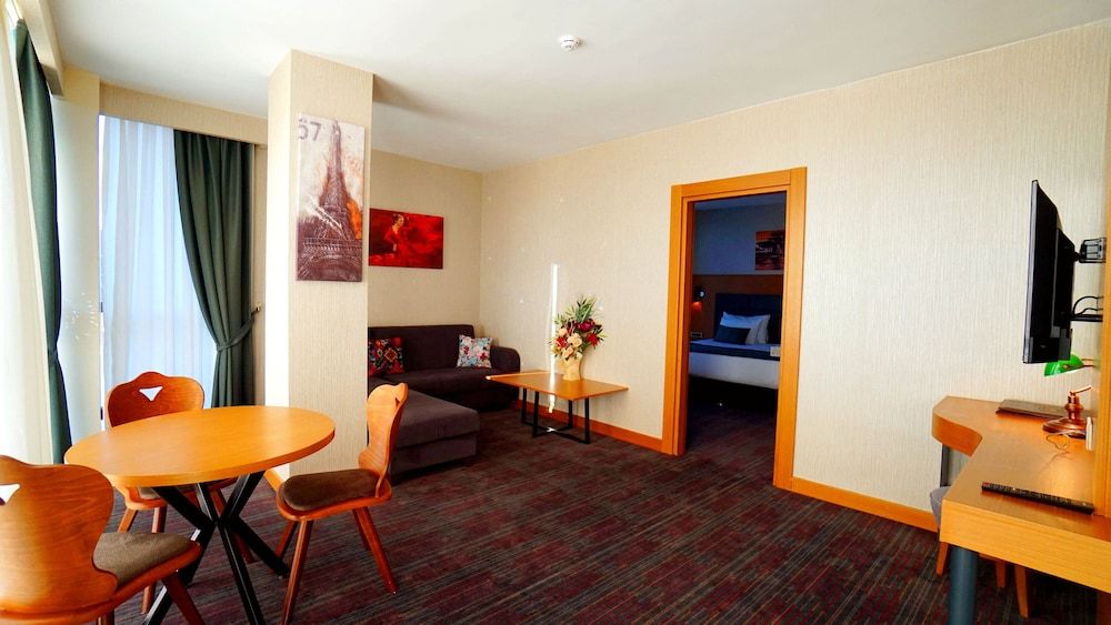 New Garden Hotel Deluxe Suite, City View 9