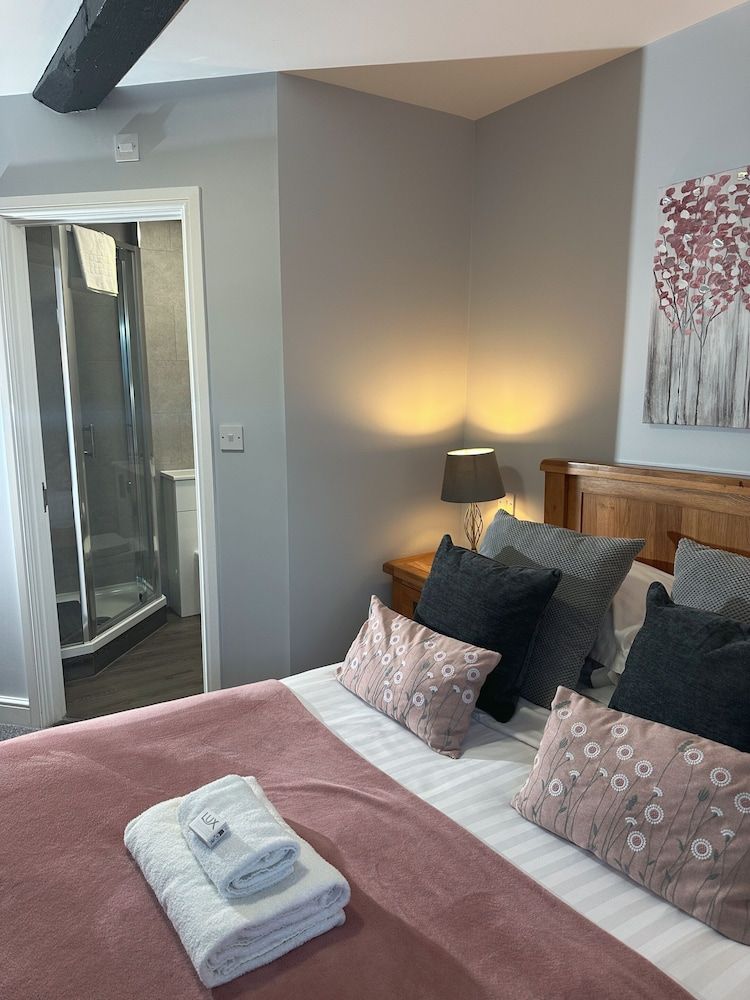 The Corbet Arms Standard Double Room, Ensuite 2