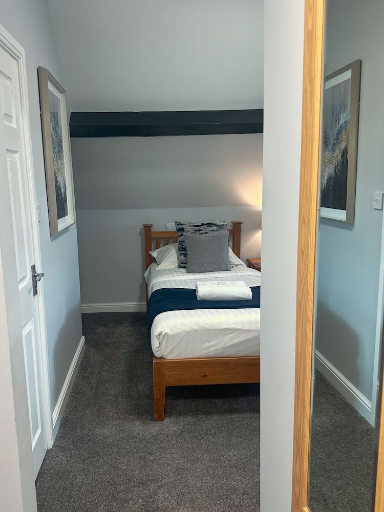 The Corbet Arms Standard Twin Room, Ensuite, River View 5