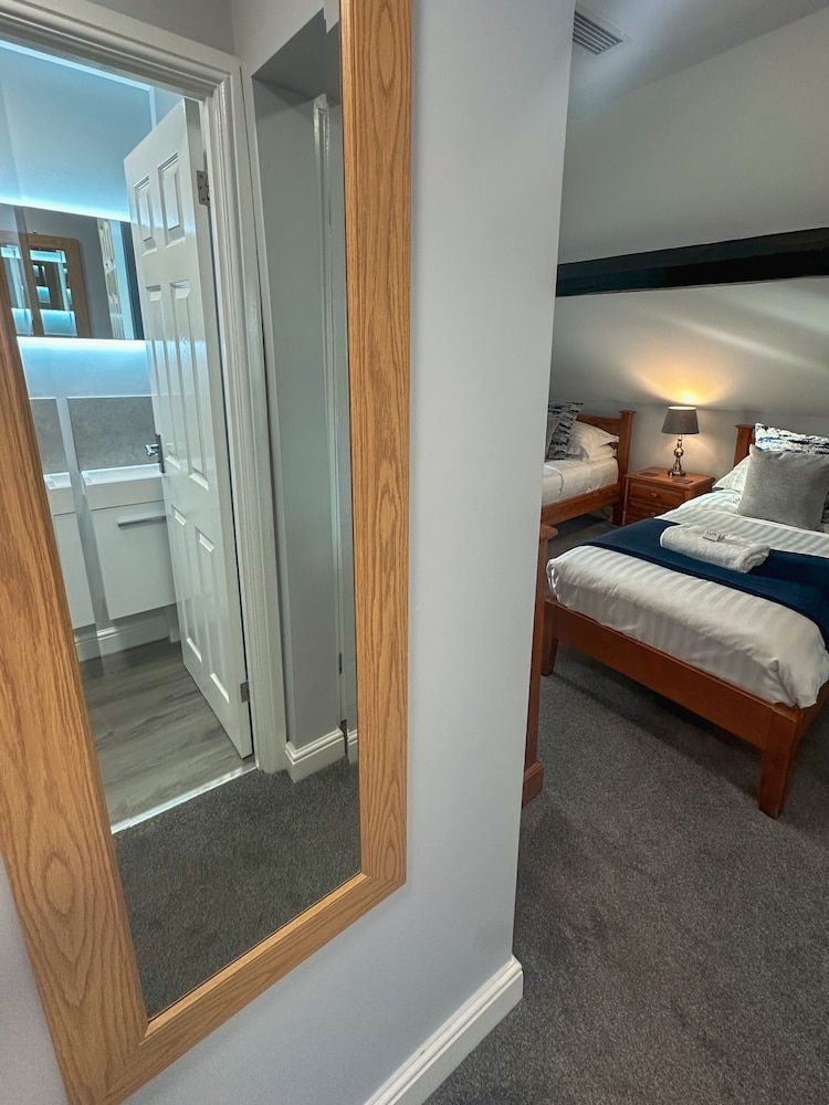 The Corbet Arms Standard Twin Room, Ensuite, River View 10