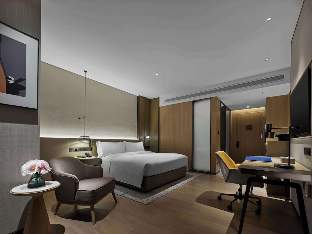 Deluxe Room, 1 King Bed (270D Skyline)