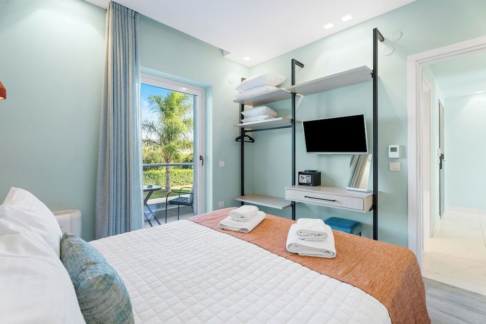 Deluxe Suite (Green)
