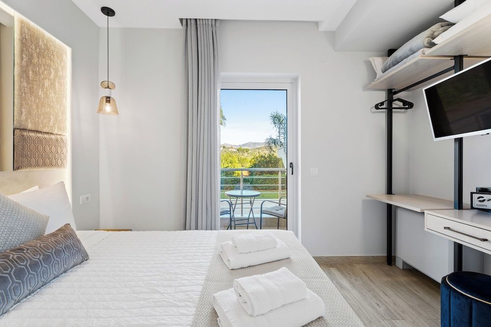 Deluxe Apartment (White)