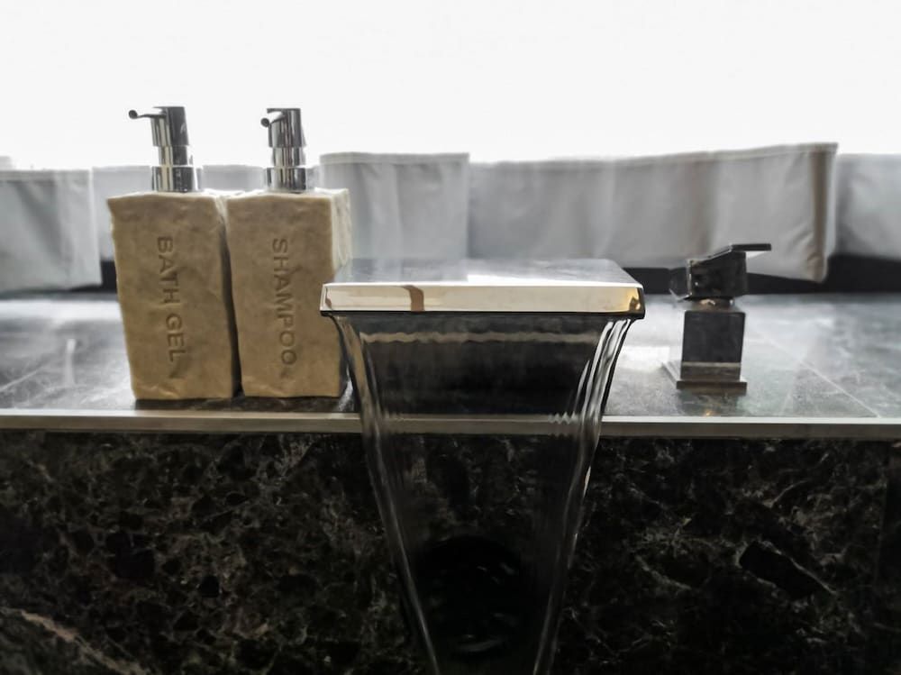 Deep soaking bathtub