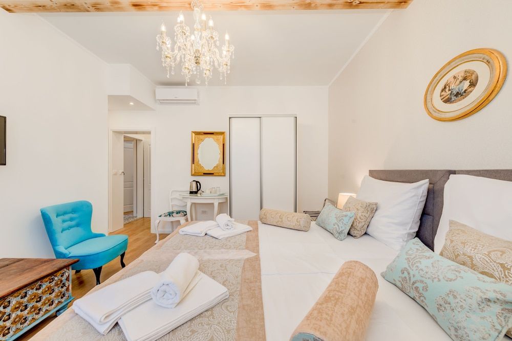 Le Monde Luxury Accommodation Premier Double Room, Courtyard View 3