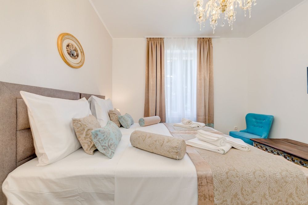 Le Monde Luxury Accommodation Premier Double Room, Courtyard View 10