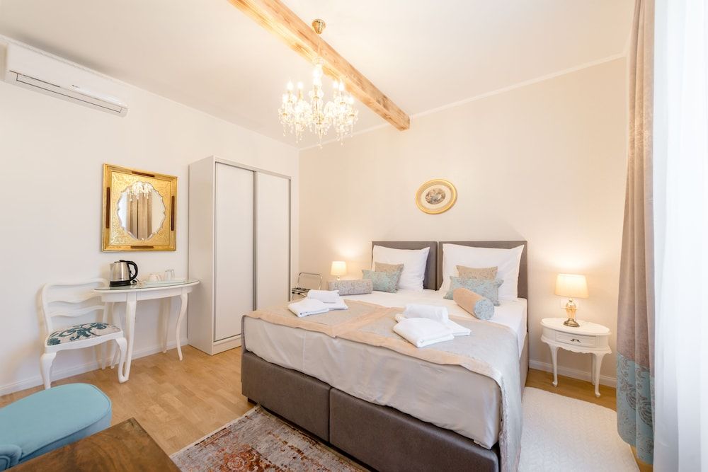 Le Monde Luxury Accommodation Premier Double Room, Courtyard View 9