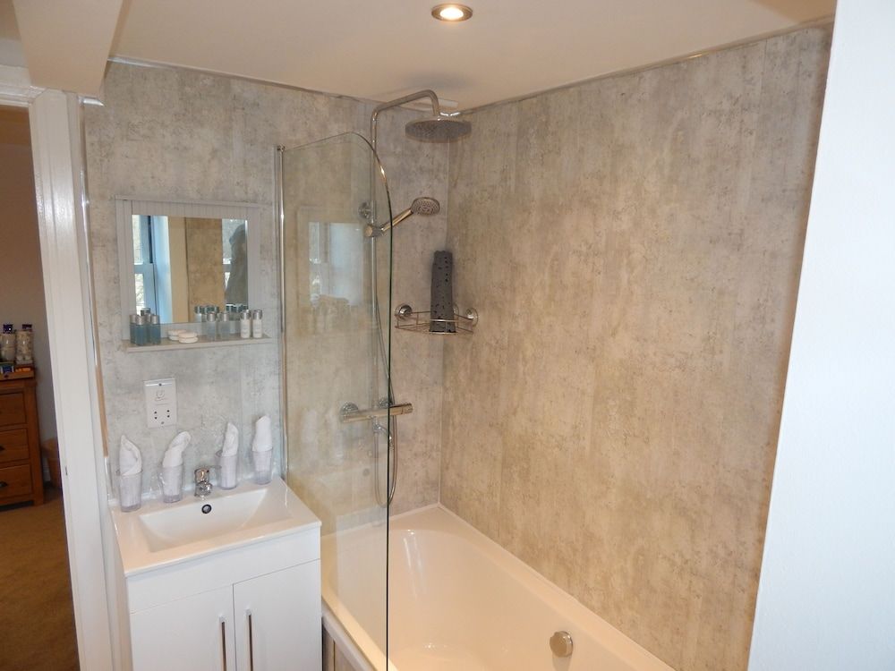 The Saxon Inn Deluxe Room, Multiple Beds 8