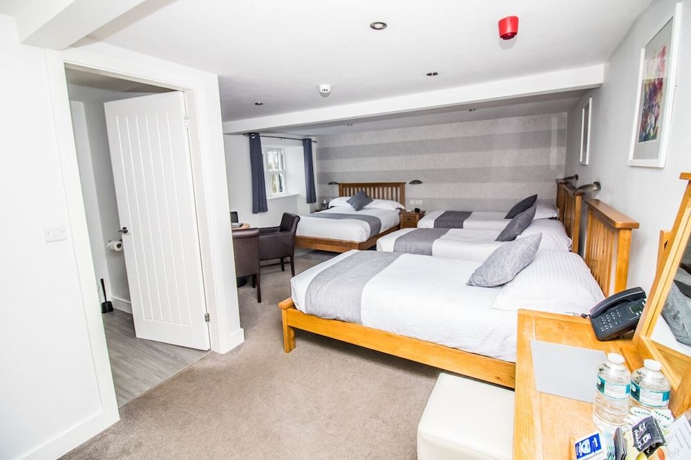 The Saxon Inn Deluxe Room, Multiple Beds 5