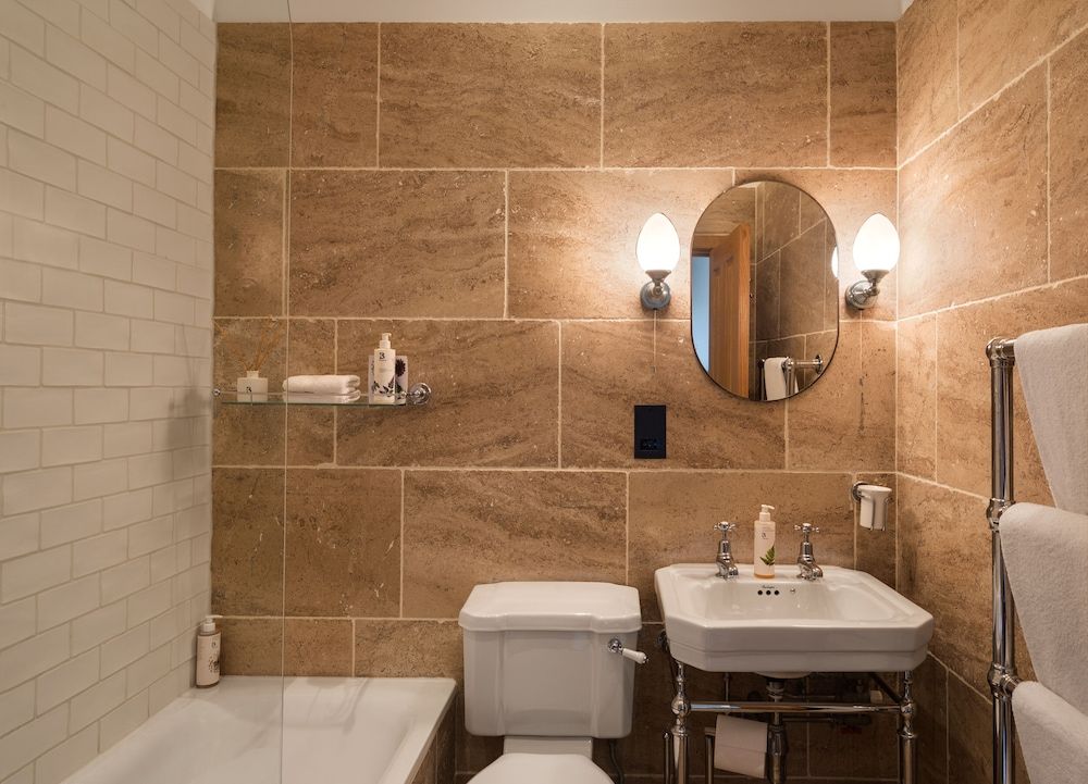 The Royal Oak Tetbury Standard Double Room 2