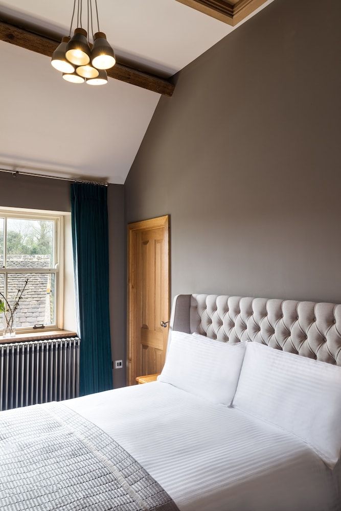 The Royal Oak Tetbury Double Room 2