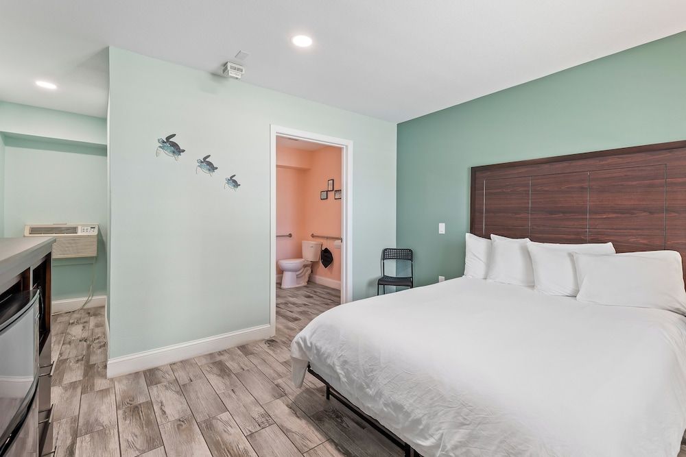 Atlantic Shores Motel Standard Room, 1 Queen Bed, Roll-in Shower, Non Smoking