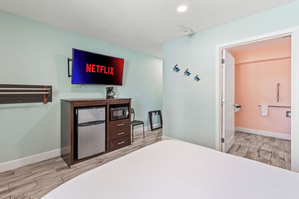 Atlantic Shores Motel Standard Room, 1 Queen Bed, Roll-in Shower, Non Smoking 6