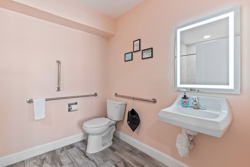 Atlantic Shores Motel Standard Room, 1 Queen Bed, Roll-in Shower, Non Smoking 3