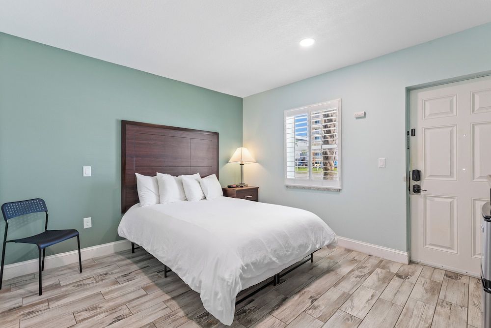 Atlantic Shores Motel Standard Room, 1 Queen Bed, Roll-in Shower, Non Smoking 2