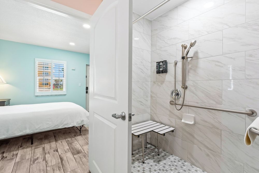 Atlantic Shores Motel Standard Room, 1 Queen Bed, Roll-in Shower, Non Smoking 4