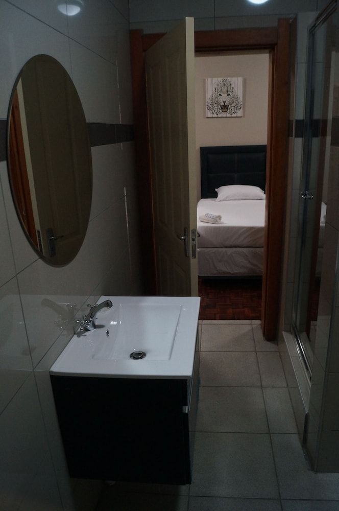 Miraton Eastgate Suites Standard Room (Queen) 8