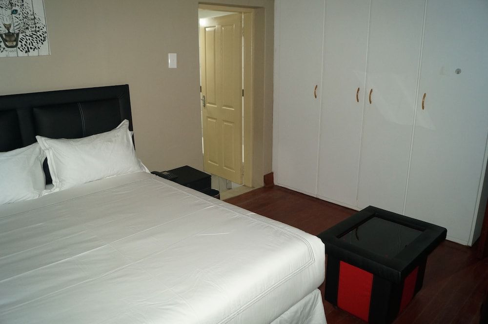 Miraton Eastgate Suites Standard Room (Queen) 3