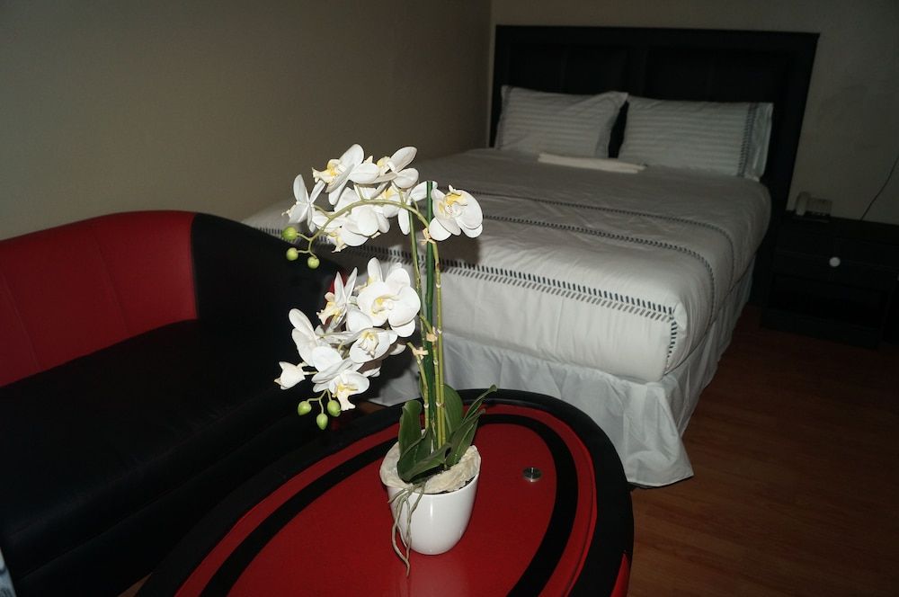 Miraton Eastgate Suites Standard Room (Queen) 4
