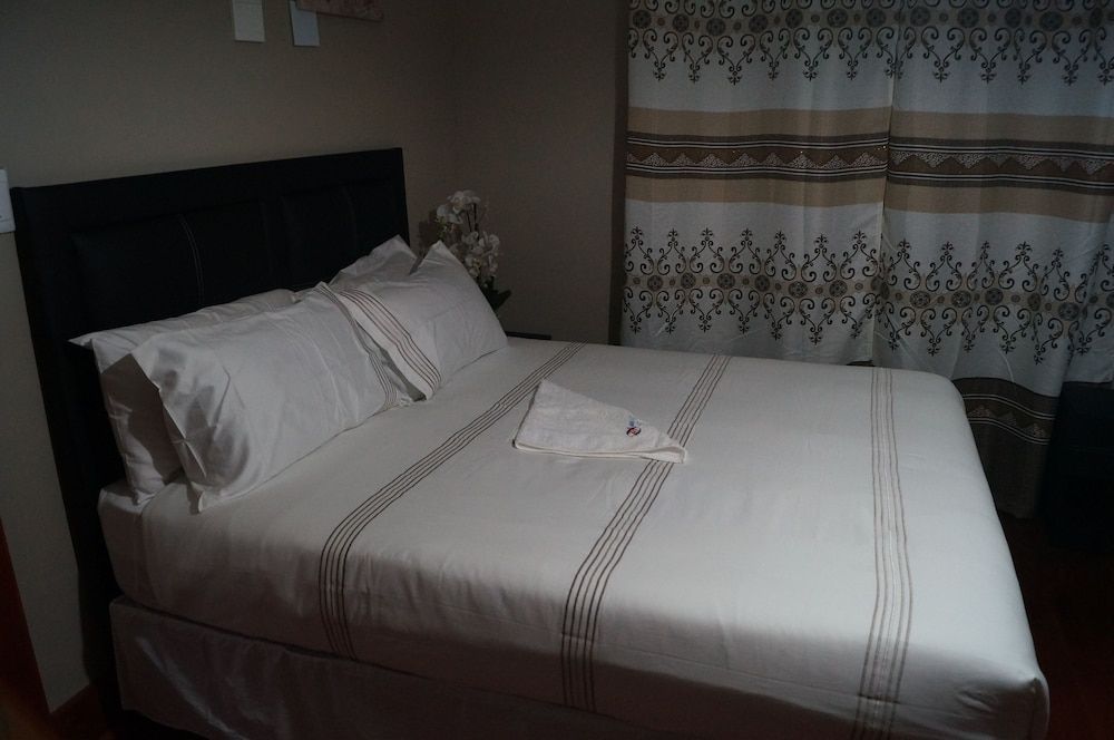 Miraton Eastgate Suites Standard Room (Queen) 5