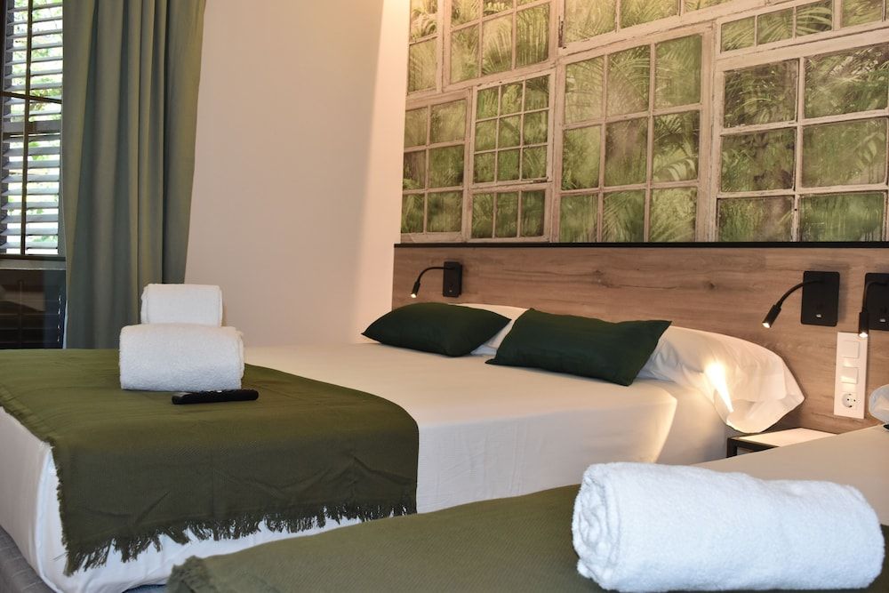 Casp Green House Standard Triple Room, City View 2