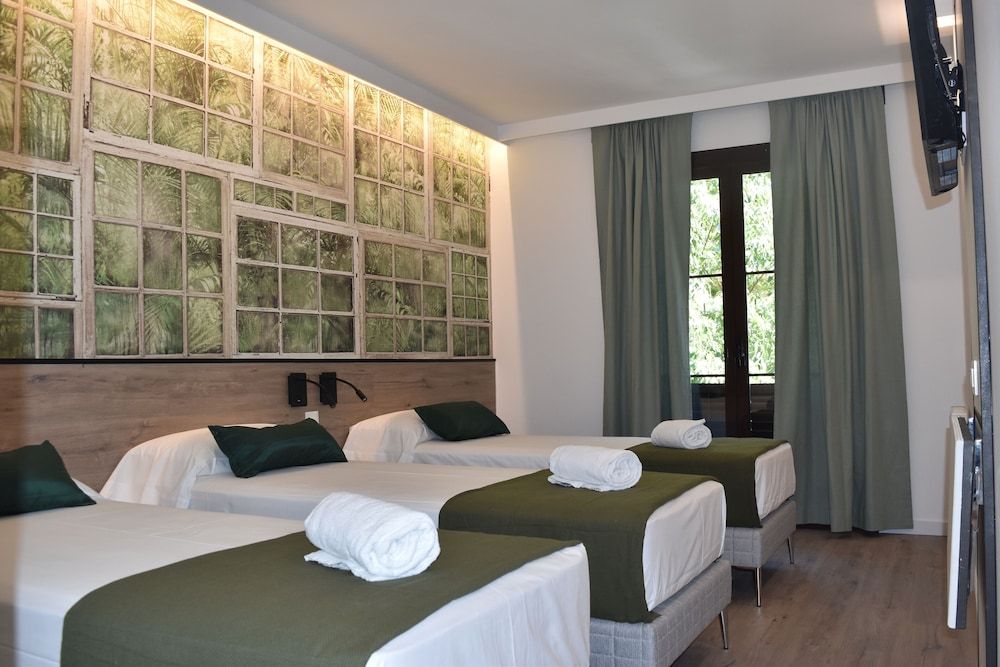 Casp Green House Standard Triple Room, City View