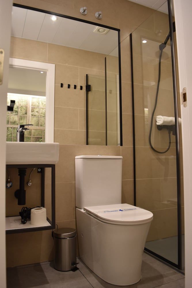 Casp Green House Standard Triple Room, City View 9