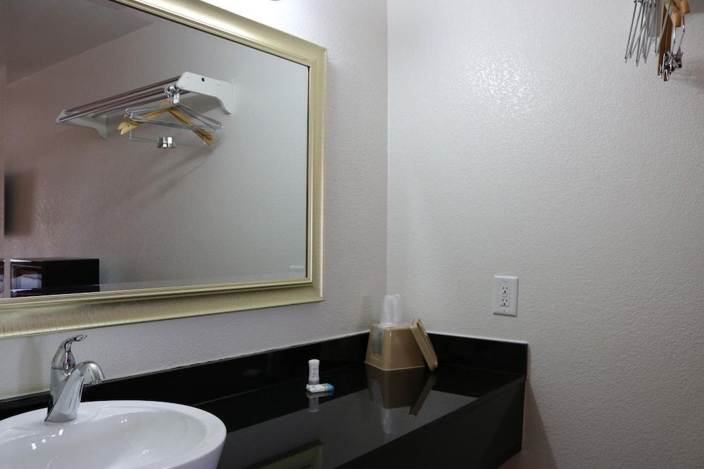 Heritage Inn & Suites Deluxe Room, 1 King Bed 6