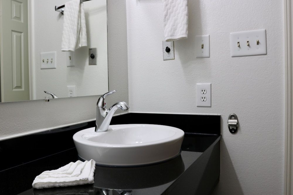 Heritage Inn & Suites Deluxe Room, 1 King Bed 3