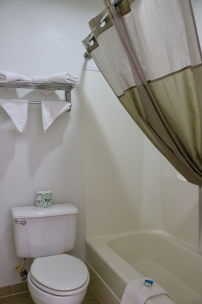 Heritage Inn & Suites Deluxe Room, 1 King Bed 4