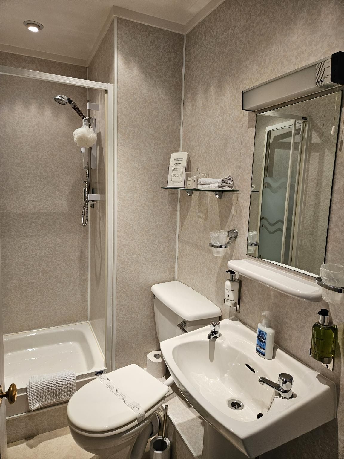 Twin Room-Ensuite with Shower
