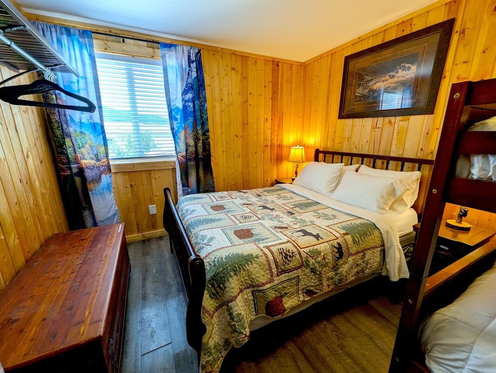 Cabin #7: 2 Bedrooms & 2 full bathrooms