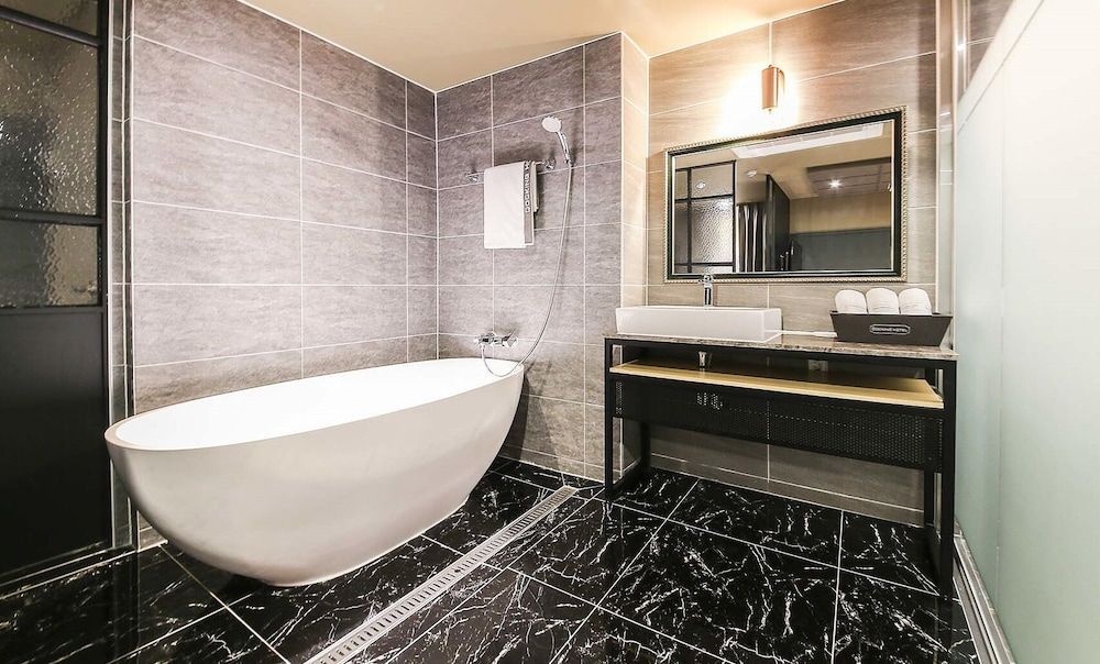 Deep Soaking Bathtub