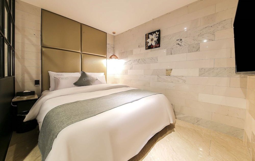 Docking Hotel Suite Twin Room 2