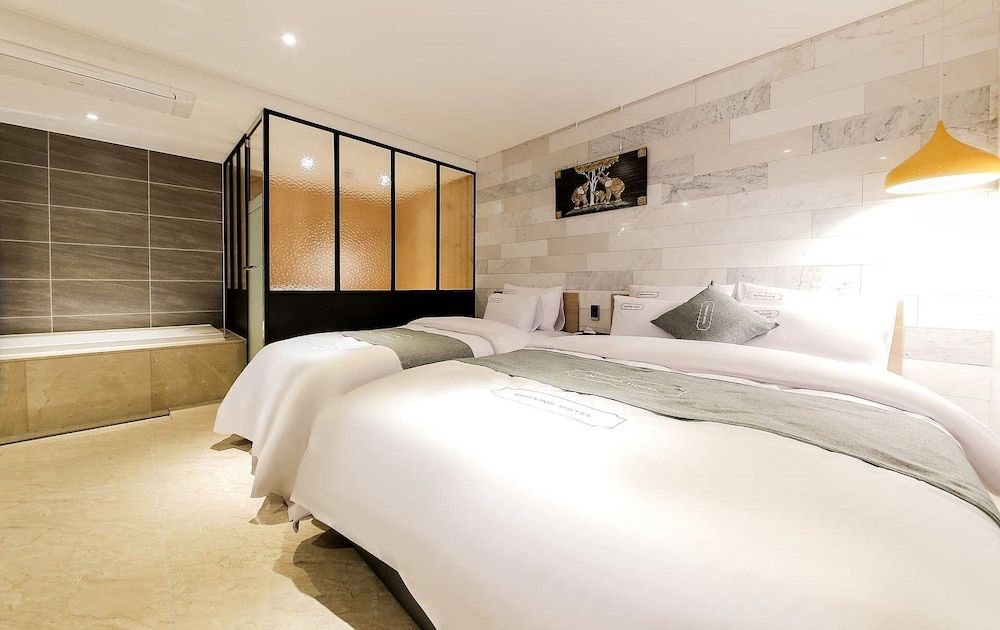 Docking Hotel Suite Twin Room 3