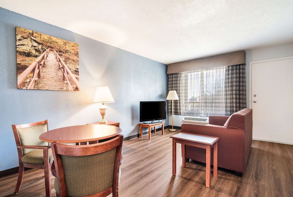 Suite, Multiple Beds, Non Smoking (Partial Lake View)