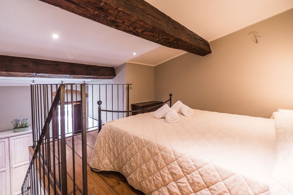 A Few Steps to The Duomo Upscale 2BD Apt Apartment, 2 Bedrooms 2