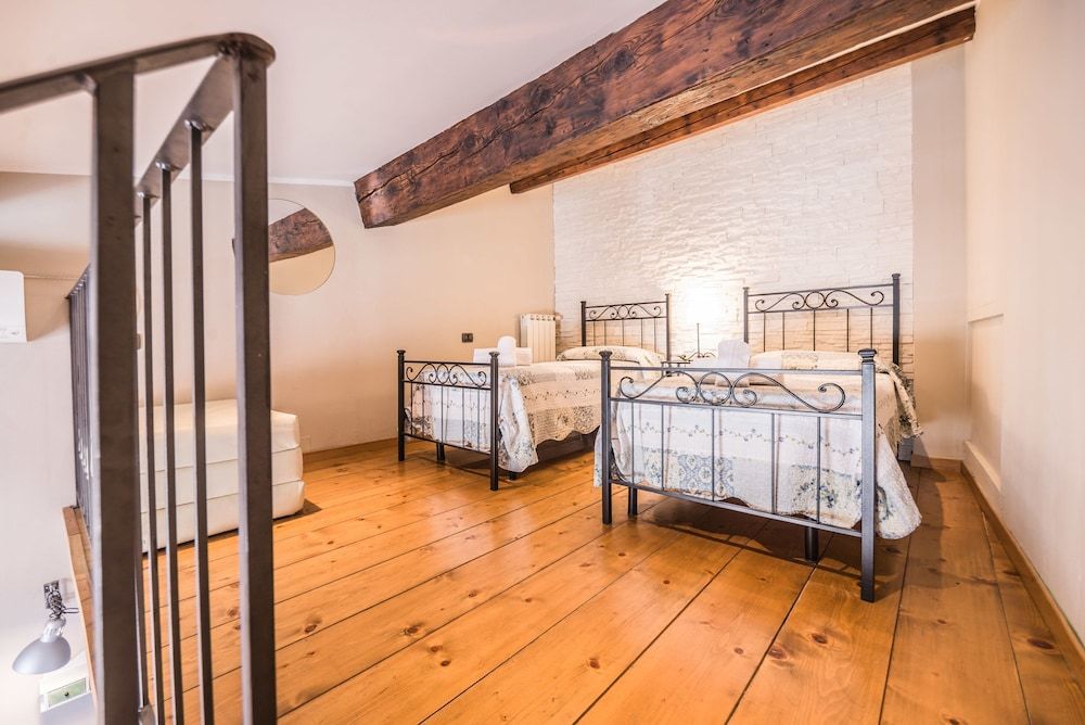 A Few Steps to The Duomo Upscale 2BD Apt Apartment, 2 Bedrooms