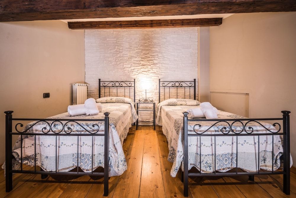 A Few Steps to The Duomo Upscale 2BD Apt Apartment, 2 Bedrooms 4