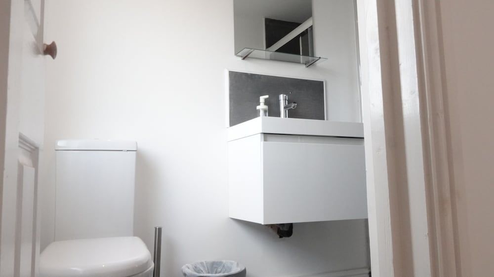 Grand Airport Ensuites Comfort Triple Room 5