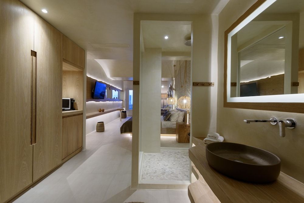 Divelia East Luxury Suite, Hot Tub, Sea View 13