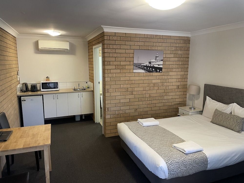 Queen Bedroom - Pet Friendly