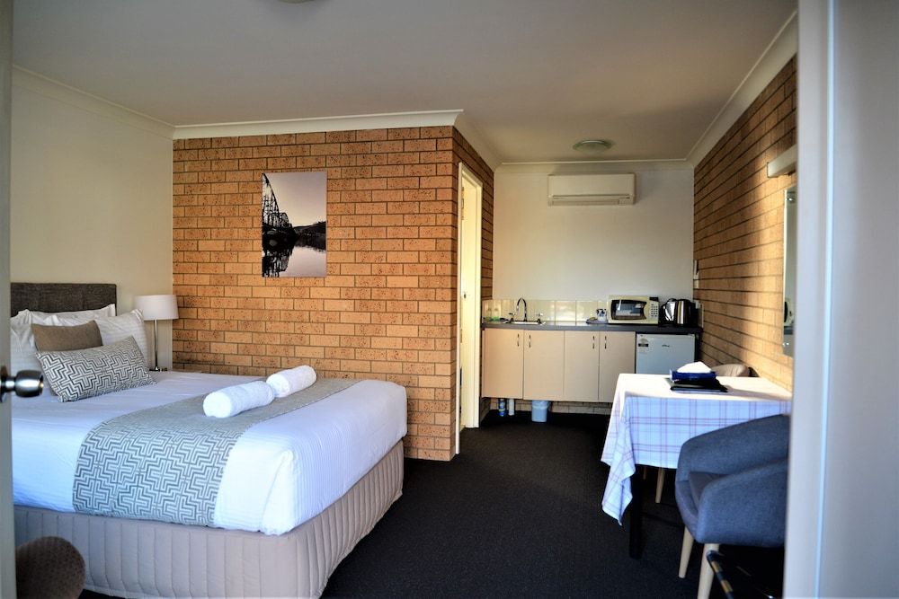 Queen Bedroom