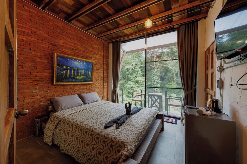 Voraman Hut Standard River View 5