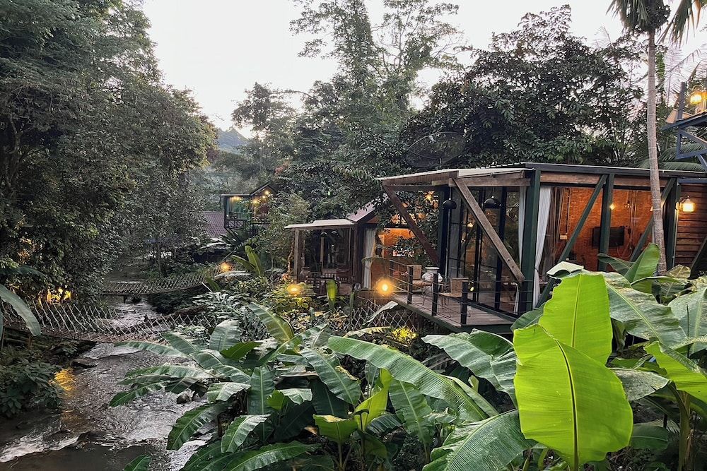 Voraman Hut Villa Suite River View 5