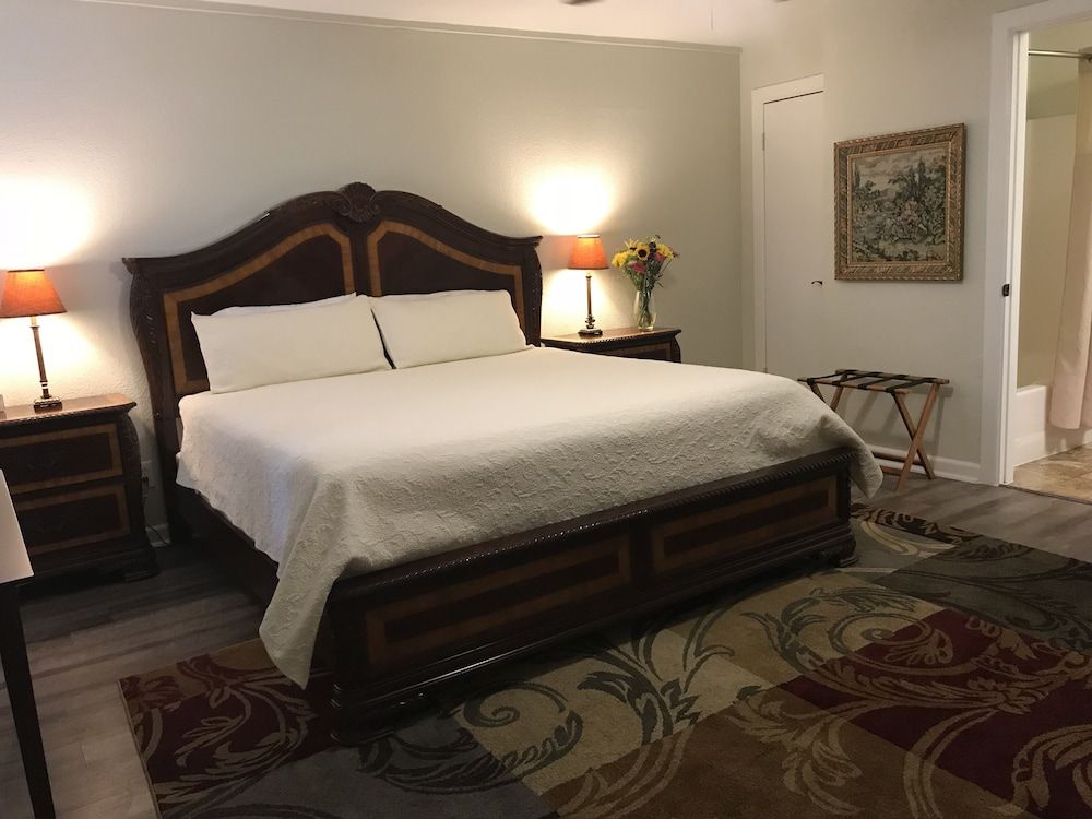 Square Inn Lauren Room 2