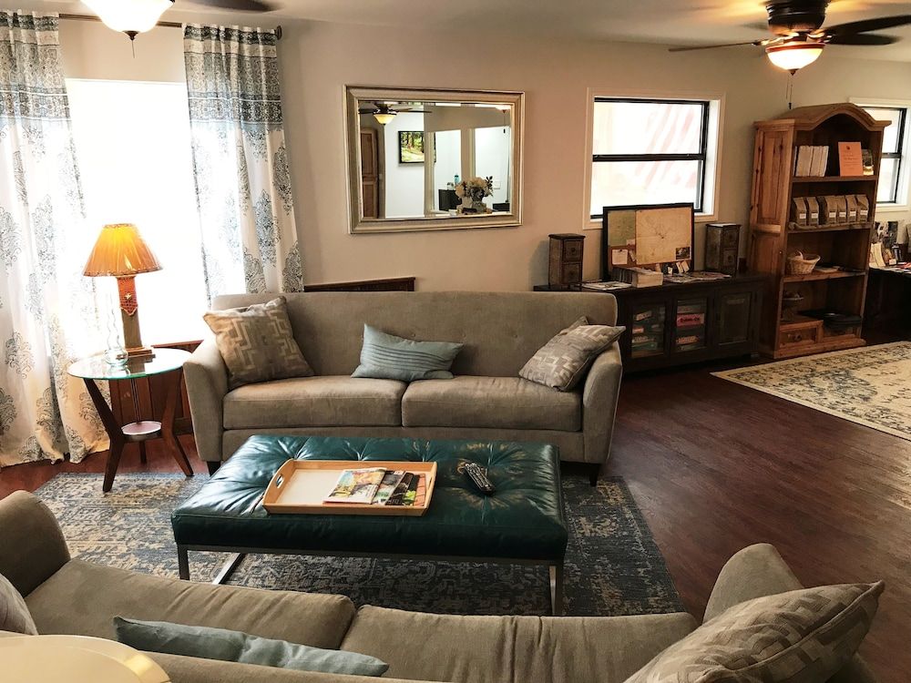 Square Inn Lauren Room 4