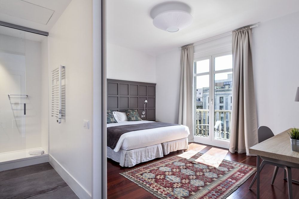 undefined Milton House Gran Vía 8