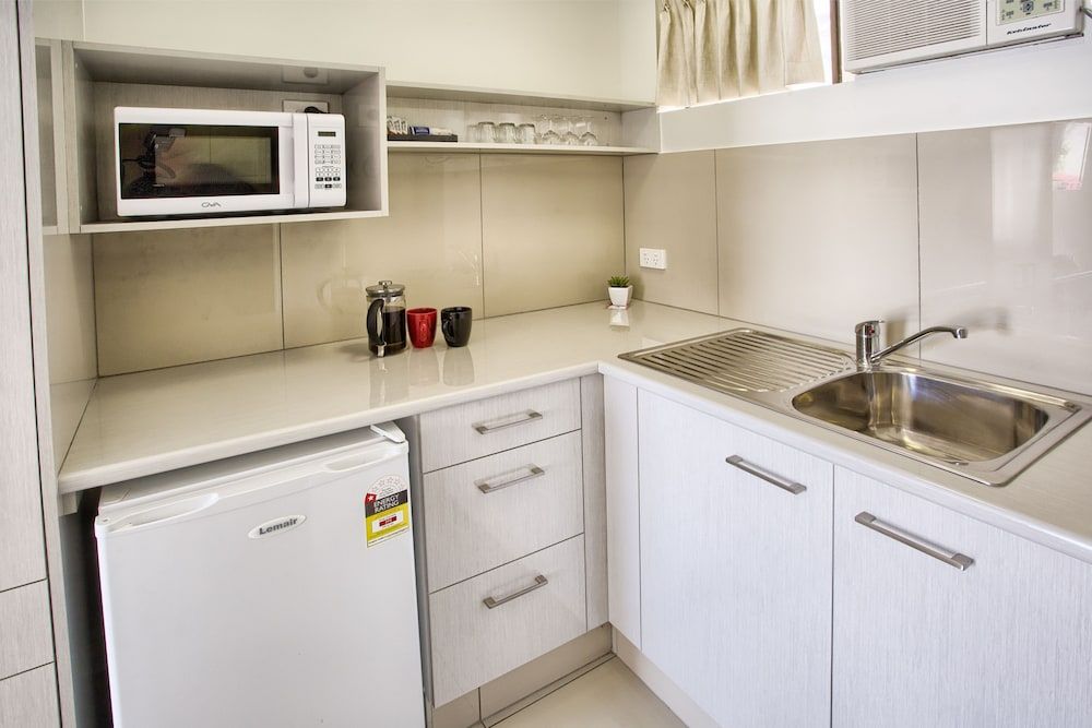 Hibiscus Motel Twin Room 3