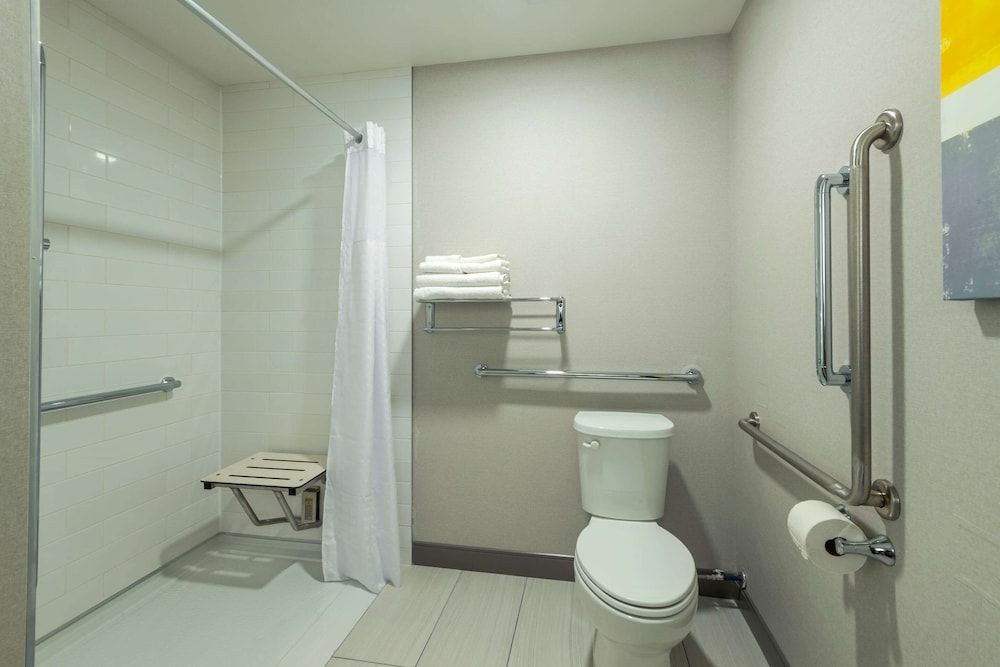 Comfort Inn and Suites Room, 1 King Bed, Accessible, Non Smoking 3